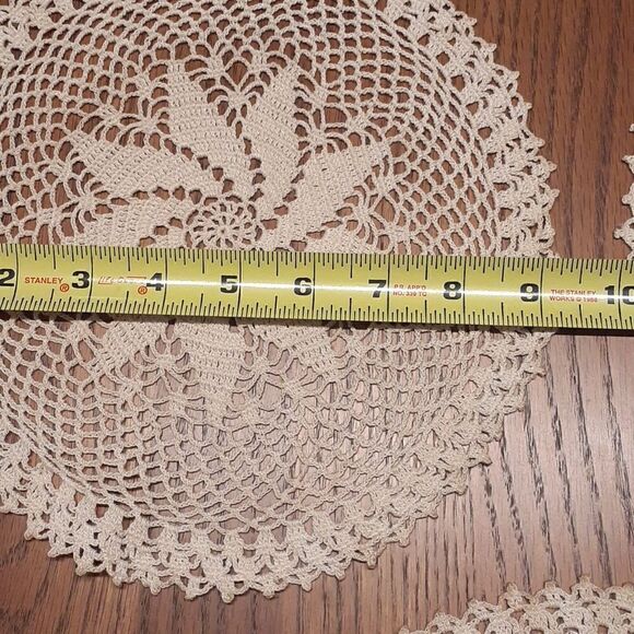 4 pc bundle vtg. Ecru Crocheted pinwheel design 9-10" doilies. - Picture 5 of 9